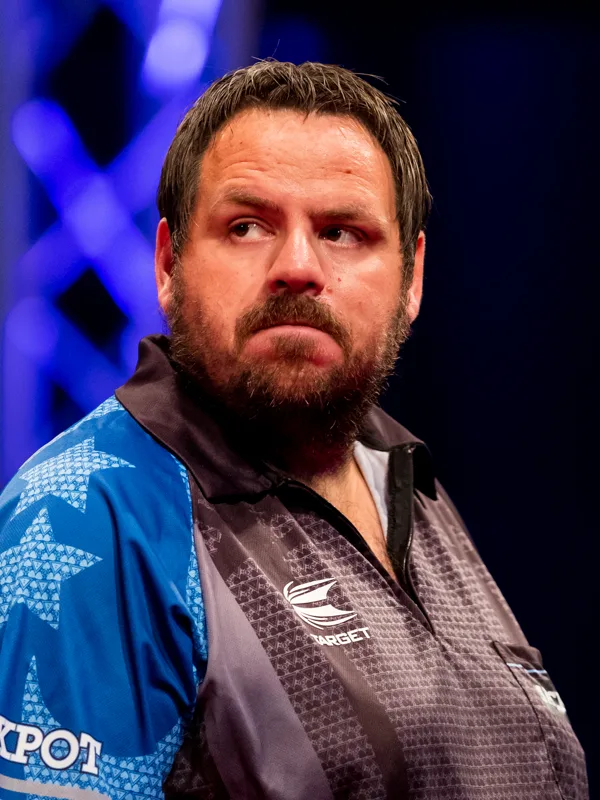 英格蘭飛鏢選手 Adrian Lewis，綽號 Jackpot，賽場上神情專注