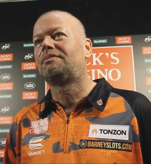 荷蘭飛鏢選手 Raymond van Barneveld 受訪畫面,身穿橘黑色 Target 隊服