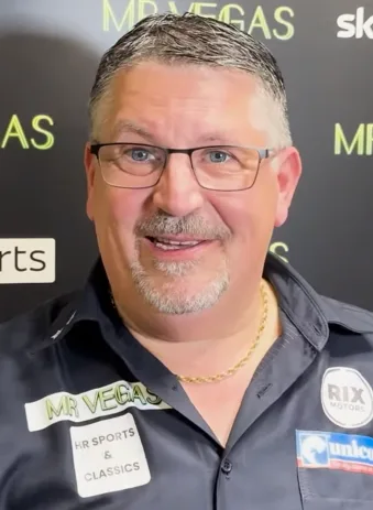 蘇格蘭飛鏢選手 Gary Anderson 微笑受訪畫面,戴眼鏡、留鬍子