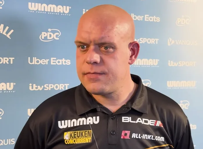 荷蘭飛鏢選手 Michael van Gerwen(MVG)在記者會上受訪，身穿黑色 Winmau 隊服