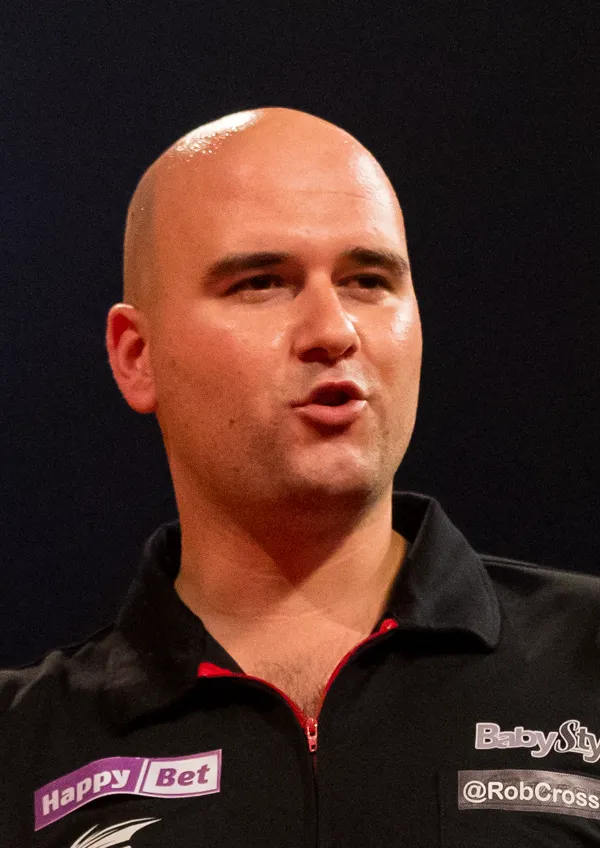 英格蘭飛鏢選手 Rob Cross 賽事畫面,身穿隊服專注投鏢