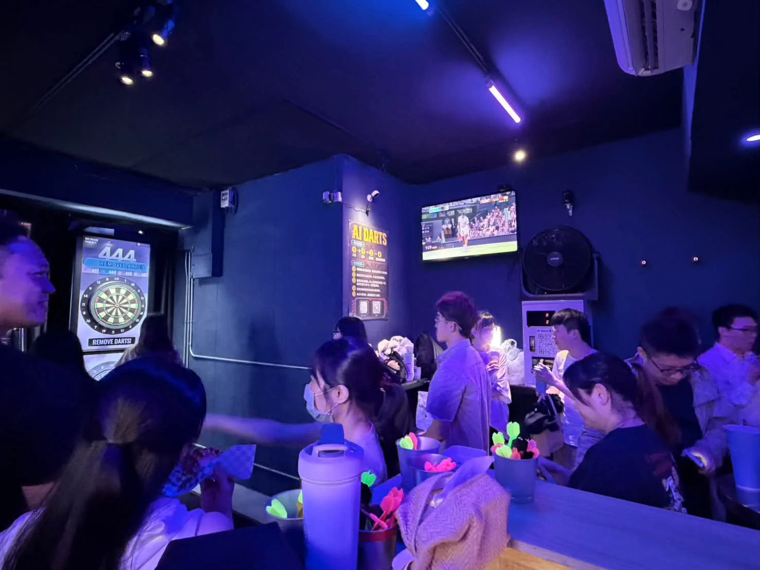 AI DARTS 店內一景，客人各自聊天、吃東西、等著上機台